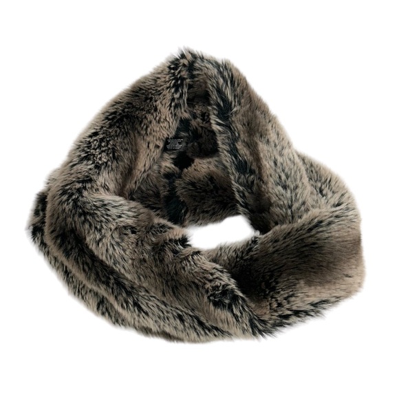 Parkhurst Accessories - Parkhurst Twist Faux Fur Short Infinity Scarf